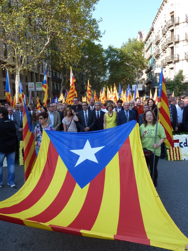 Ofrenda floral en el monumento a Rafael Casanova en Barcelona.