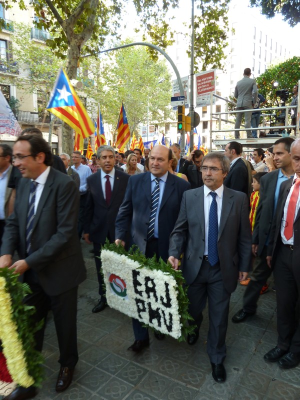 Ofrenda floral en el monumento a Rafael Casanova en Barcelona.