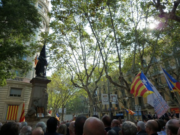Ofrenda floral en el monumento a Rafael Casanova en Barcelona.