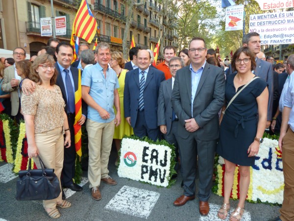 Ofrenda floral en el monumento a Rafael Casanova en Barcelona.