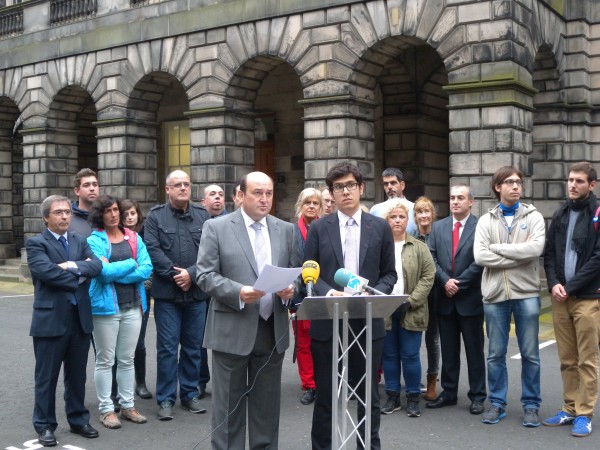 Andoni Ortuzar y Aleix Sarri, de CiU frente a la antigua sede del Parlamento escocés