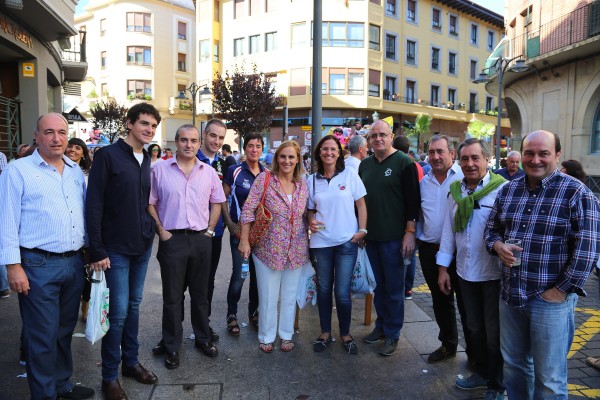 Ortuzar y Atutxa junto con otros miembros del EBB y Maria Uribe en el último lunes de Gernika