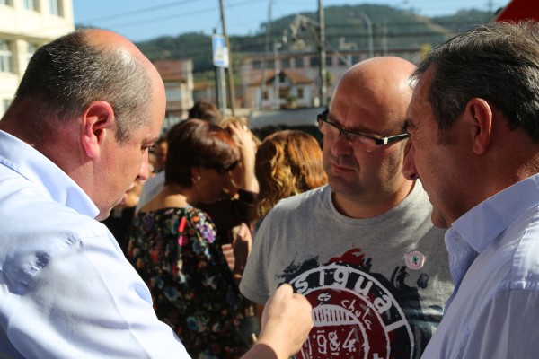 Ortuzar y Atutxa junto con otros miembros del EBB y Maria Uribe en el último lunes de Gernika