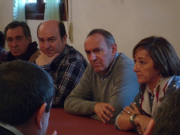 Andoni Ortuzar, con representantes institucionales y alderdikides de Rioja Alavesa.