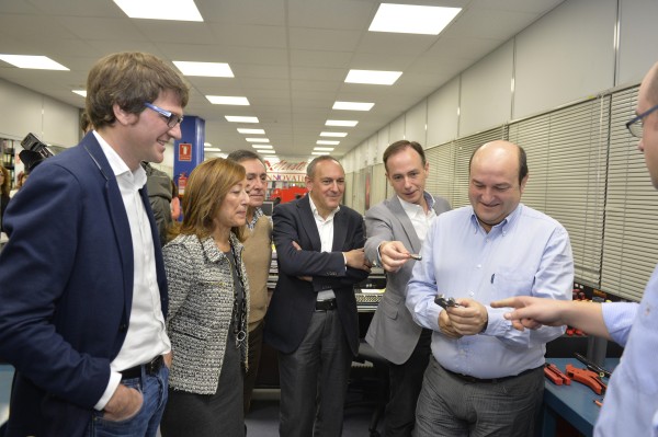 Andoni Ortuzar, Gorka Urtaran y Ramiro Gonzalez en la empresa EGA Master