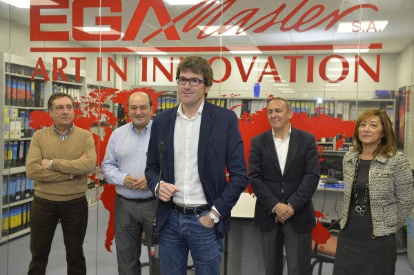 Andoni Ortuzar, Gorka Urtaran y Ramiro Gonzalez en la empresa EGA Master