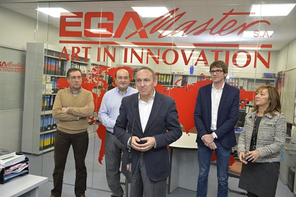 Andoni Ortuzar, Gorka Urtaran y Ramiro Gonzalez en la empresa EGA Master