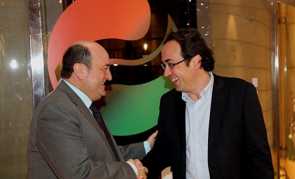 Andoni Ortuzar (EAJ-PNV) eta Josep Rull (CDC) Sabin Etxean