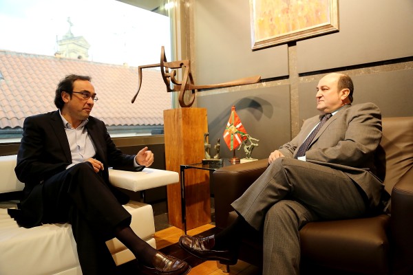 Andoni Ortuzar (EAJ-PNV) y Josep Rull CDC en Sabin Etxea
