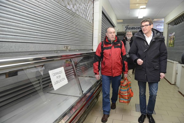 Gorka Urtaran visita el barrio de Adurza