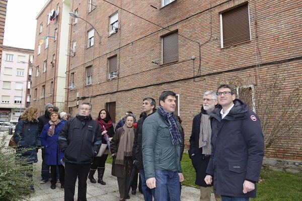 Gorka Urtaran visita el barrio de Adurza