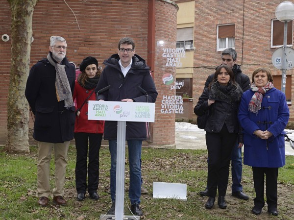 Gorka Urtaran visita el barrio de Adurza