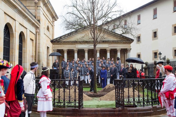 EAJ-PNV asiste a la plantación del joven roble en la Casa de Juntas de Gernika