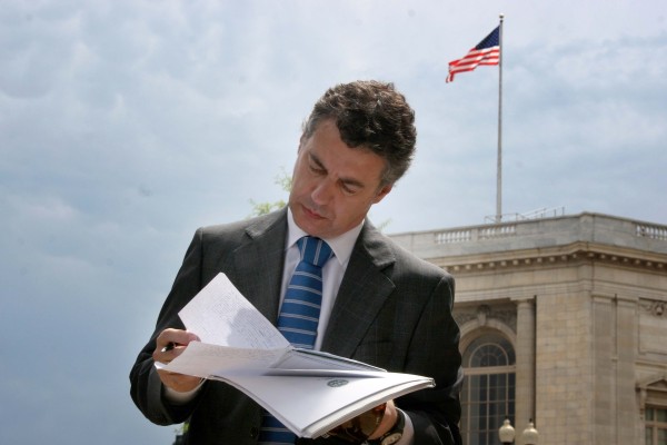 Iñigo Urkullu revisa unos documentos en su visita a Washington Iñigo Urkullu revisa unos documentos en su visita a Washington