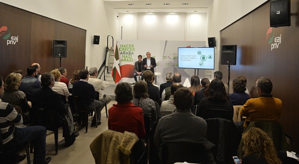 Gorka Urtaran y Ramino González presentan el proyecto centro multimodal en Júndiz