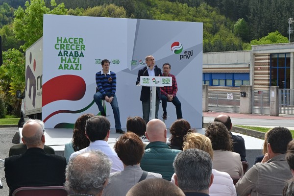 Andoni Ortuzar y Ramino González en la inauguración del batzoki de Okondo