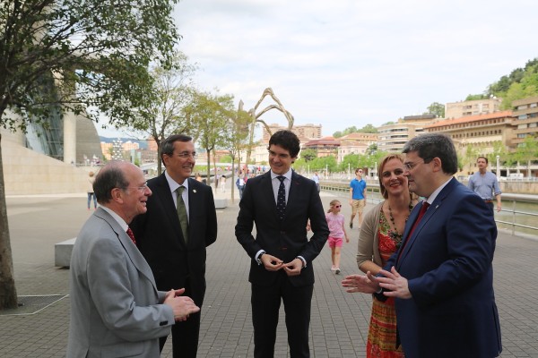 Rementeria y Aburto refuerzan el compromiso entre Bilbao y Bizkaia con un nuevo pacto de titanio