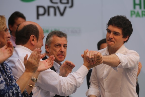 Unai Rementeria saluda a Andoni Ortuzar