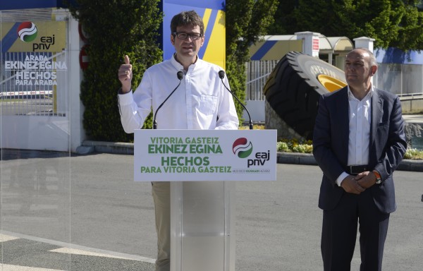 Gorka Urtaran eta Ramiro González enpleguari ea ekonomiari buruz, Gasteizen