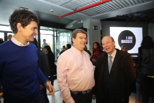 Unai Rementeria y Juan Mari Aburto en una fiesta con jóvenes de Bizkaia y Bilbao