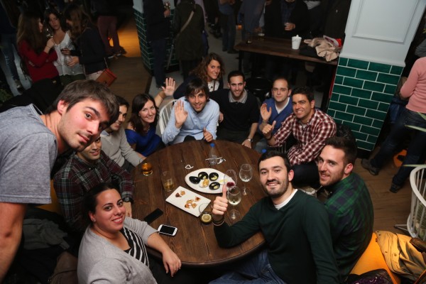 Unai Rementeria y Juan Mari Aburto, con jóvenes de Bizkaia y Bilbao