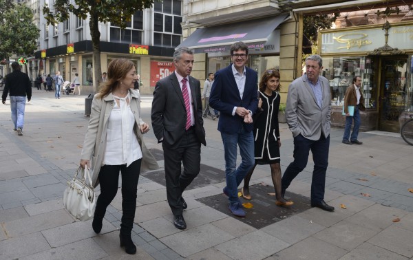 Gorka Urtaran y el lehendakari Urkullu paseando por Vitoria Gasteiz