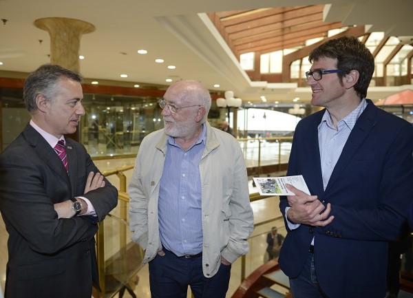 Gorka Urtaran y el lehendakari Urkullu paseando por Vitoria Gasteiz