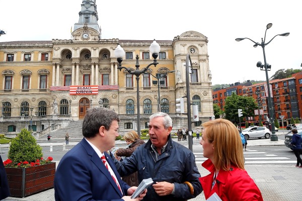 Juan Mari Aburto con Itxaso Atutxa en el Ayto de Bilbao