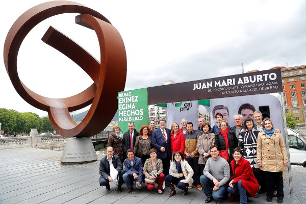 Juan Mari Aburto con Itxaso Atutxa en el Ayto de Bilbao