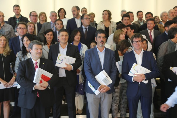 El lehendakari entrega a alcaldes y alcaldesas los Retratos Municipales de la Memoria