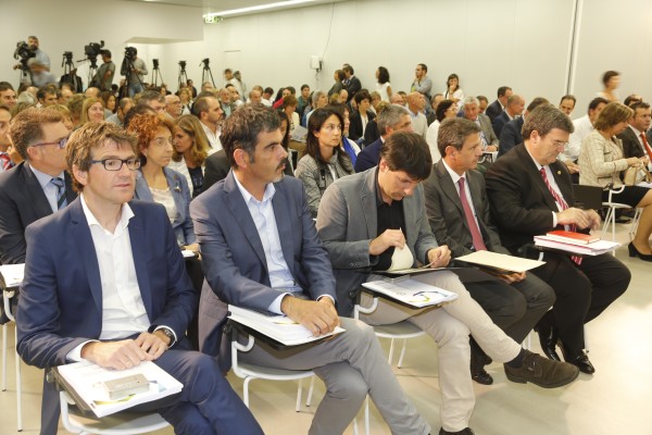 El lehendakari entrega a alcaldes y alcaldesas los Retratos Municipales de la Memoria