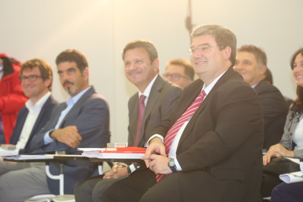 El lehendakari entrega a alcaldes y alcaldesas los Retratos Municipales de la Memoria