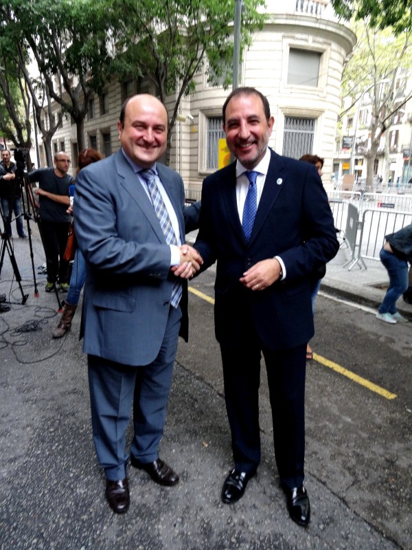 Andoni Ortuza con Ramon Espadaler