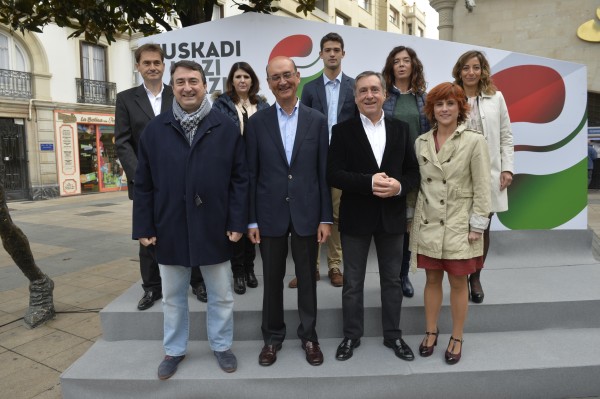 Aitor Esteban, Mikel Legarda, Xabier Agirre, Almudena Otaola. Detrás: Jon Karla Menoyo, Zuriñe Rodri