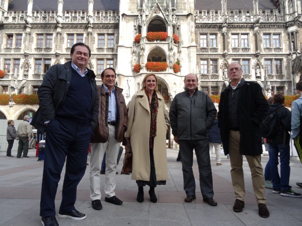De izquierda a derecha, Iñaki Goikoetxeta, José Félix Merladet, Andoni Ortuzar, Itxaso Atutxa y José Mari Etxebarria, frente al Ayuntamiento de Múnich, antes del inicio del Consejo Político del PDE.