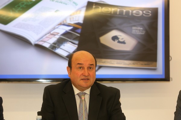 Andoni Ortuzarrek Hermes aldizkariaren 50. zenbakia aurkezten du