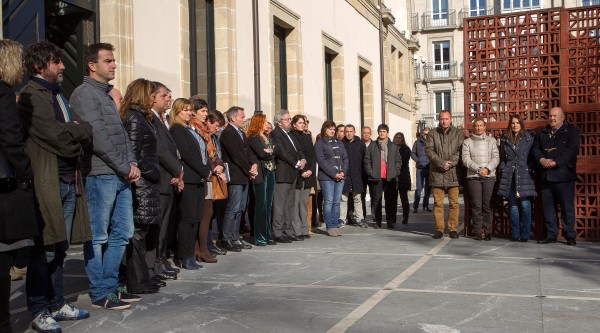 Representantes de EAJ PNV en el minuto de silencio por las victimas de Paris