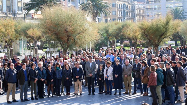Representantes de EAJ PNV en el minuto de silencio por las víctimas de Paris