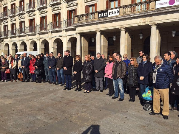 Representantes de EAJ PNV en el minuto de silencio por las víctimas de Paris