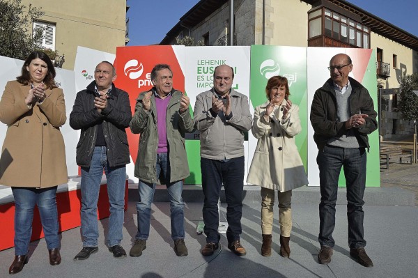 Mitin en Agurain - Almudena Otaola, Mikel Legarda y Andoni Ortuzar