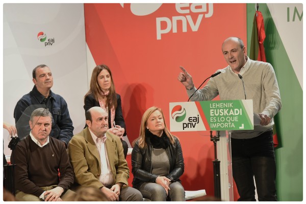 Mitin en Eibar - Andoni Ortuzar, Joseba Agirretxea y María Eugenia Iparragirre