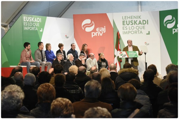 Mitin en Eibar - Andoni Ortuzar, Joseba Agirretxea y María Eugenia Iparragirre