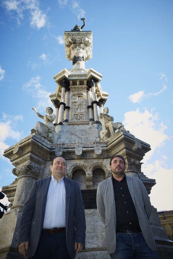 Manifiesto ante el monumento a los Fueros