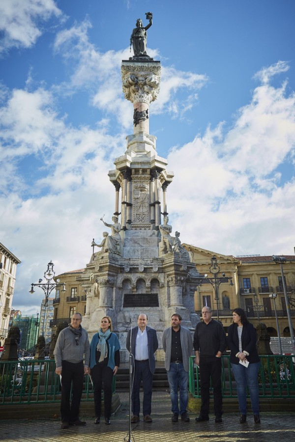 Manifiesto ante el monumento a los Fueros