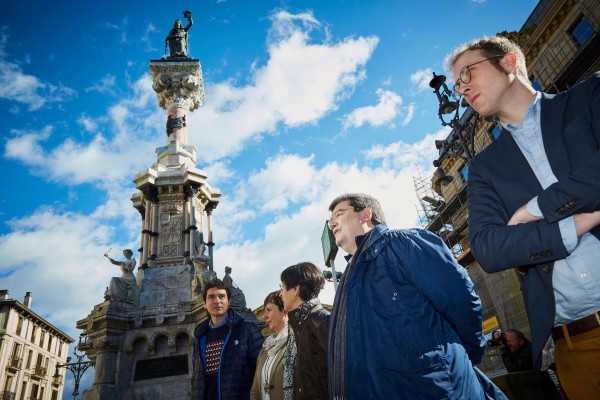 Manifiesto ante el Monumento a los Fueros