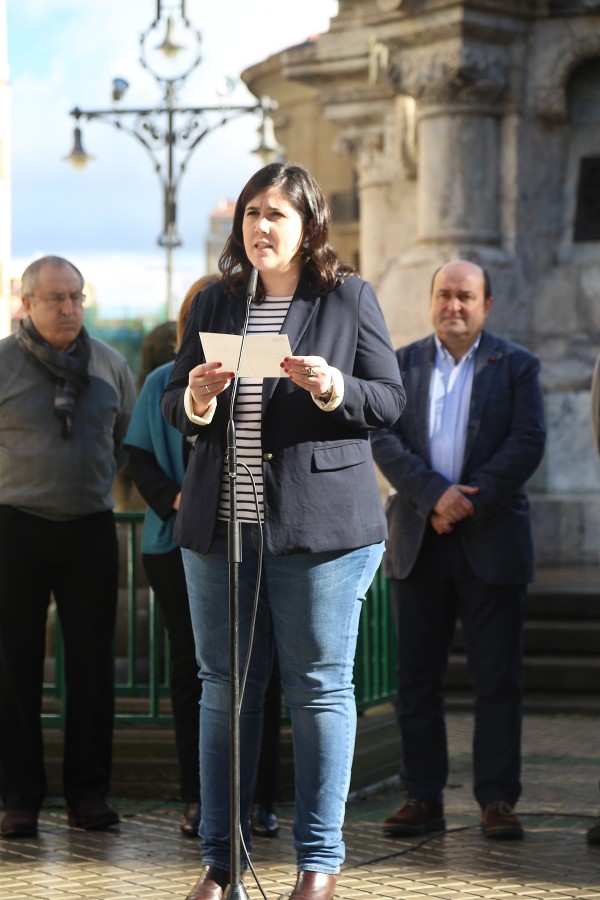 Manifiesto ante el monumento a los Fueros