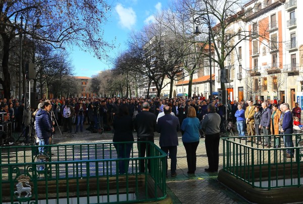 Manifiesto ante el monumento a los Fueros