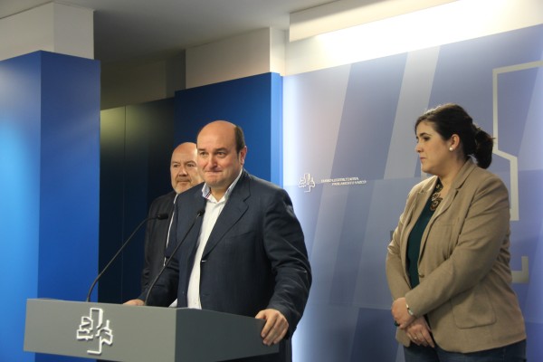 Reunión entre EAJ-PNV y Podemos sobre autogobierno en el Parlamento Vasco