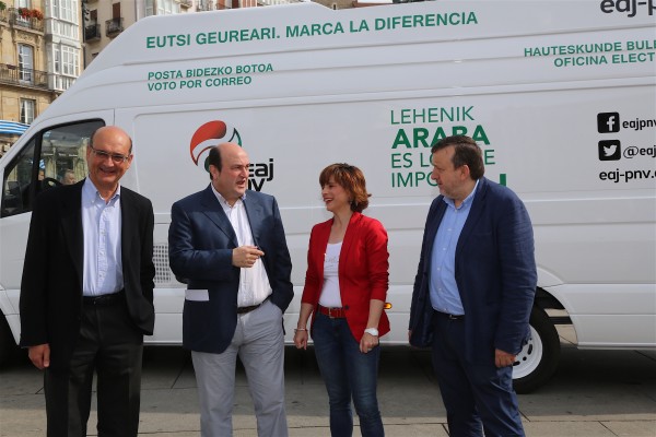 Presentación de la oficinas móviles para el voto por correo en Araba