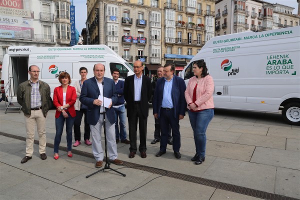 Presentación de las oficinas móviles para el voto por correo en Araba. Andoni Ortuzar
